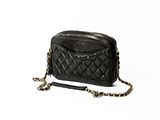 Sac photo Chanel en cuir matelassé noir avec bandoulière à chaîne