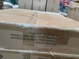 une pile de cartons empilés les uns sur les autres dans un entrepôt