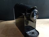 une cafetière posée sur une table en bois