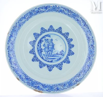 une image représentant une assiette bleue et blanche sur laquelle figure un homme à cheval