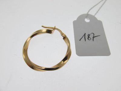 une bague en or à laquelle est attachée une étiquette de prix
