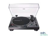 un gros plan d'une platine équipée d'un couvercle transparent