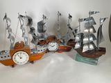 beaucoup de bateaux en métal posés sur une table