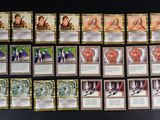 gros plan d'un jeu de cartes sur une table