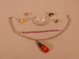 un collier, un bracelet et une bague posés sur une table