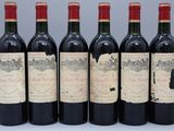 six bouteilles de vin rouge sont alignées