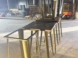 quatre tabourets qui se trouvent dans une pièce
