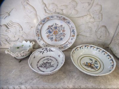 Une verrière en faïence, monture en métal L 26 cm, deux jatt…