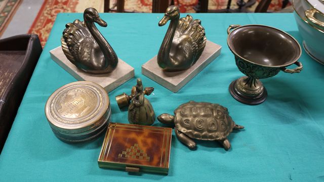 Paire de serre livres « cygnes », coupe sur pied en bronze, cloch...