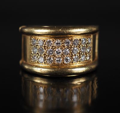 gros plan d'une bague en or avec des diamants sur une surface noire