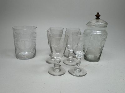 quatre verres et une carafe posés sur une table
