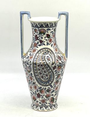 un vase posé sur une surface blanche