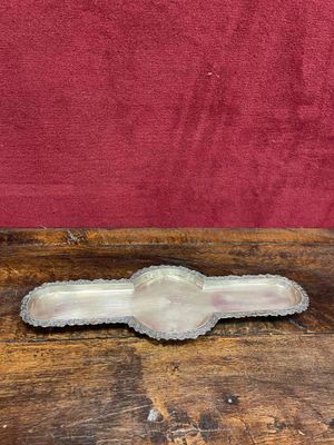 un gros plan sur un morceau de verre posé sur une table en bois