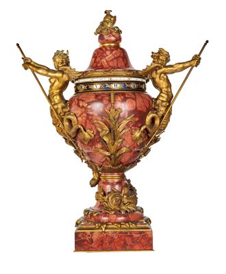 un vase rouge orné d'anges sur fond blanc