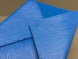 un gros plan d'un portefeuille bleu muni d'une fermeture éclair