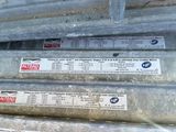 plusieurs tuyaux métalliques empilés les uns sur les autres