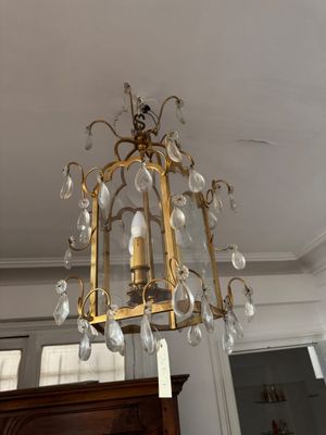 un lustre suspendu au plafond d'une pièce