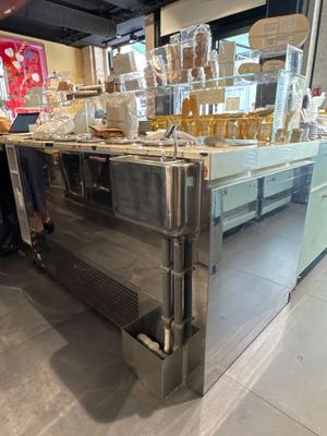 un comptoir sur lequel sont disposés de nombreux plats
