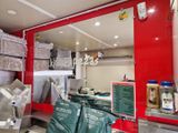 un camion de pompiers rouge contenant tout un tas d'objets