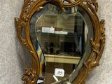 un miroir posé sur une étagère contre un mur