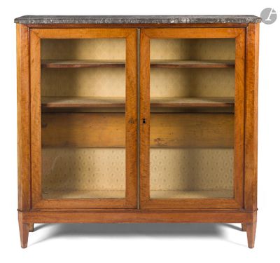 une vieille armoire en bois avec des portes vitrées et un plateau en marbre