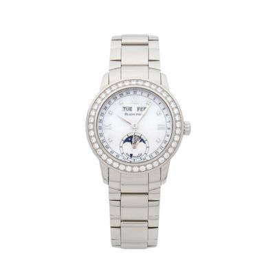 une photo d'une montre-bracelet pour femme dotée d'une lunette sertie de diamants