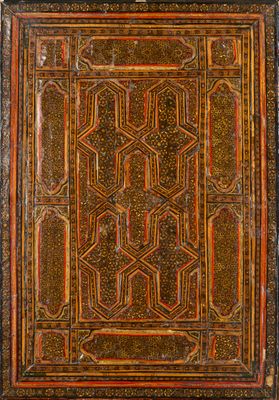 un vieux livre orné d’un motif décoratif