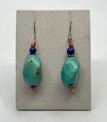 Paire de pendants d'oreilles en métal sertie de turquoises p…