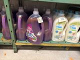 de nombreuses bouteilles de détergent sur les rayons du magasin