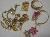 beaucoup de bijoux posés sur la table