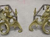 paire de figurines anciennes en laiton représentant un homme et une femme dans une calèche