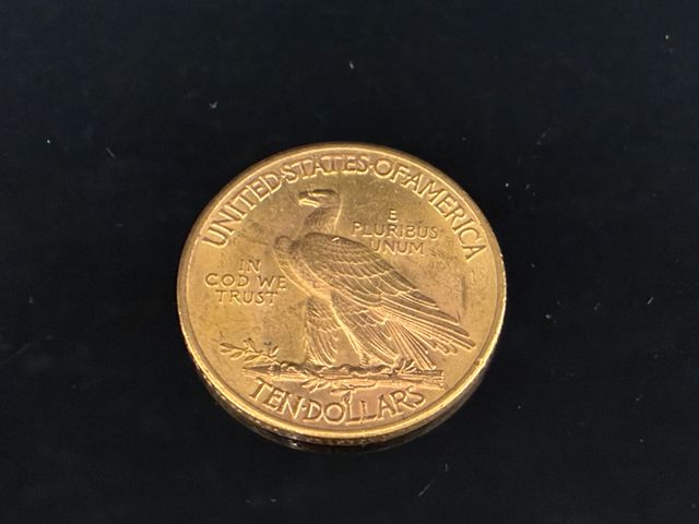 Une pièce de monnaie en or à valeur faciale de 10 Dollars Indian ...