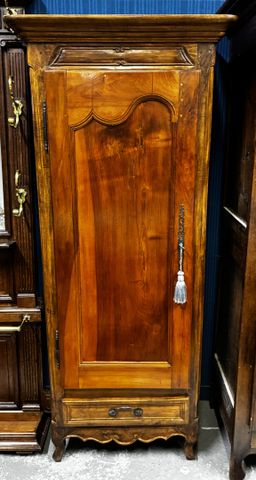 Bonnetière ouvrant à une porte et 1 tiroir. H 194 L 84 l 51 cm