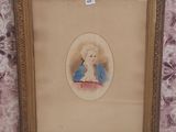 une vieille photo d'une femme en robe bleue dans un cadre doré