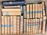 une boîte remplie de vieux livres posée sur une table