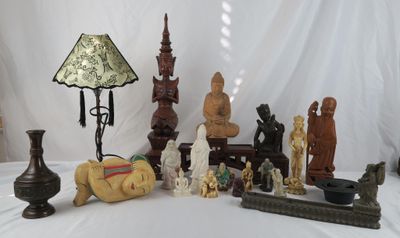 beaucoup de statues et une lampe posée sur une table