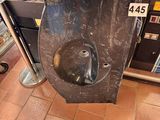 des toilettes au milieu d'un sol carrelé dans un magasin