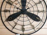 une horloge accrochée au mur de la pièce
