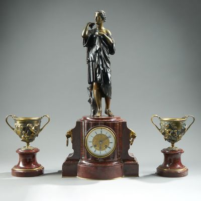 une statue représentant une femme debout sur un socle, à côté de trois trophées