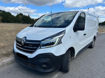 la camionnette blanche est garée sur le côté de la route