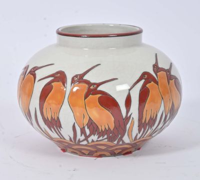 un vase sur lequel sont peints des oiseaux sur un fond blanc