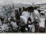 une photo en noir et blanc d'un groupe de personnes en train de pique-niquer