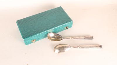 Deux couverts en métal argenté, à décor de moulures et filet…