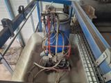 une image d'une machine qui travaille sur une pièce de métal