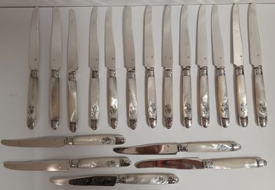 18 couteaux à fruit manches en nacre , lames viroles et culo…