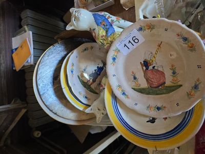 beaucoup d'assiettes empilées les unes sur les autres