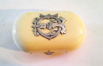 Boite/porte-monnaie de fabrication ancienne, avec cartouche …