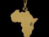 un gros plan sur un pendentif en or représentant une carte de l'Afrique