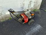 a small machine that is sitting on the ground