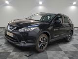 La Nissan QX-V noire est garée sur un sol à damier